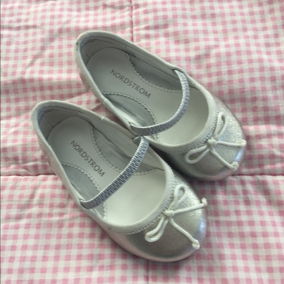 Nordstrom silver sparkly toddler size 5 Mary Jane - Picture 3 of 8